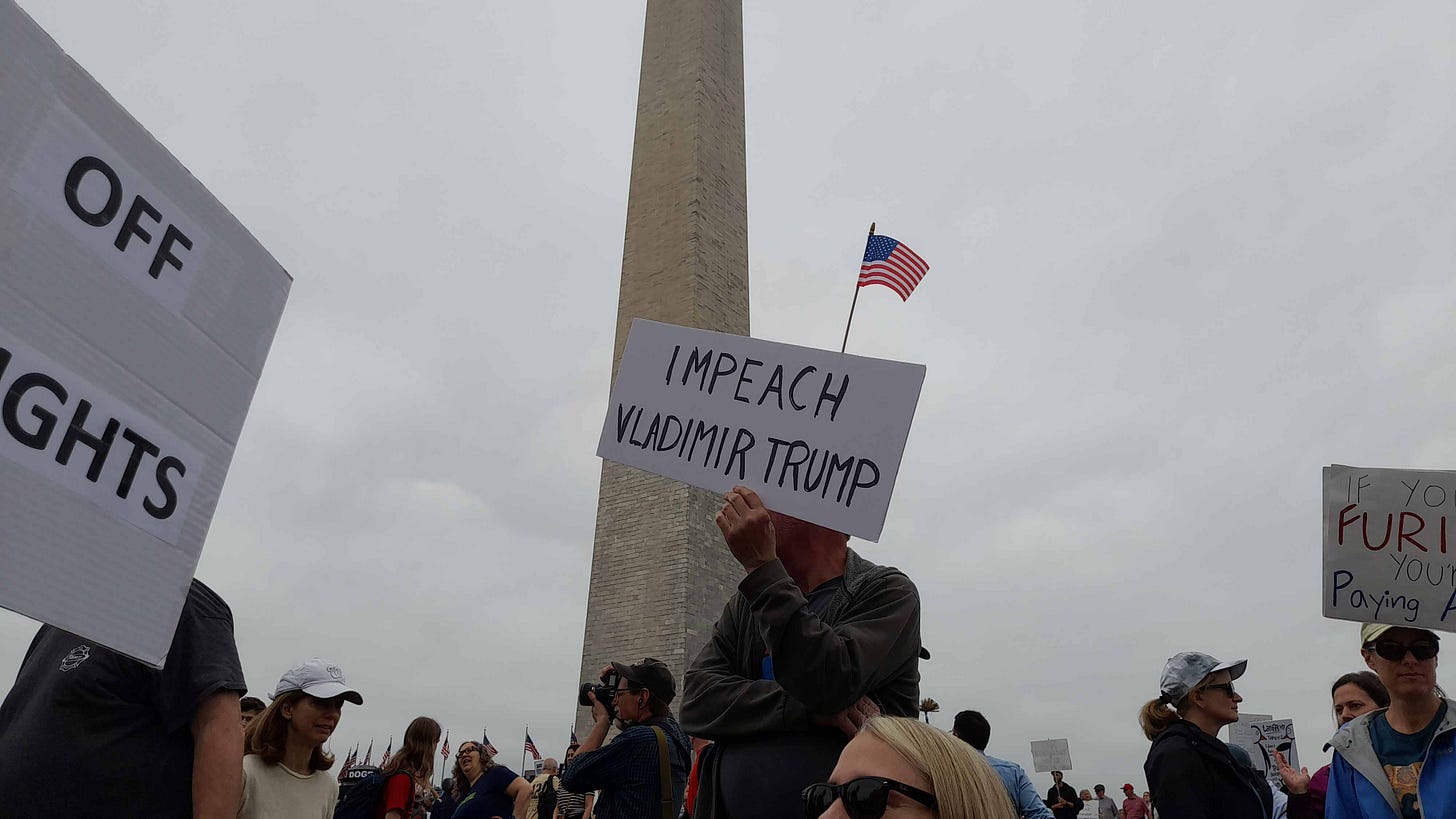 На протесте в Вашингтоне 5 апреля 2025