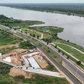 Frente al río Paraguay, una gasolinera en tierras municipales