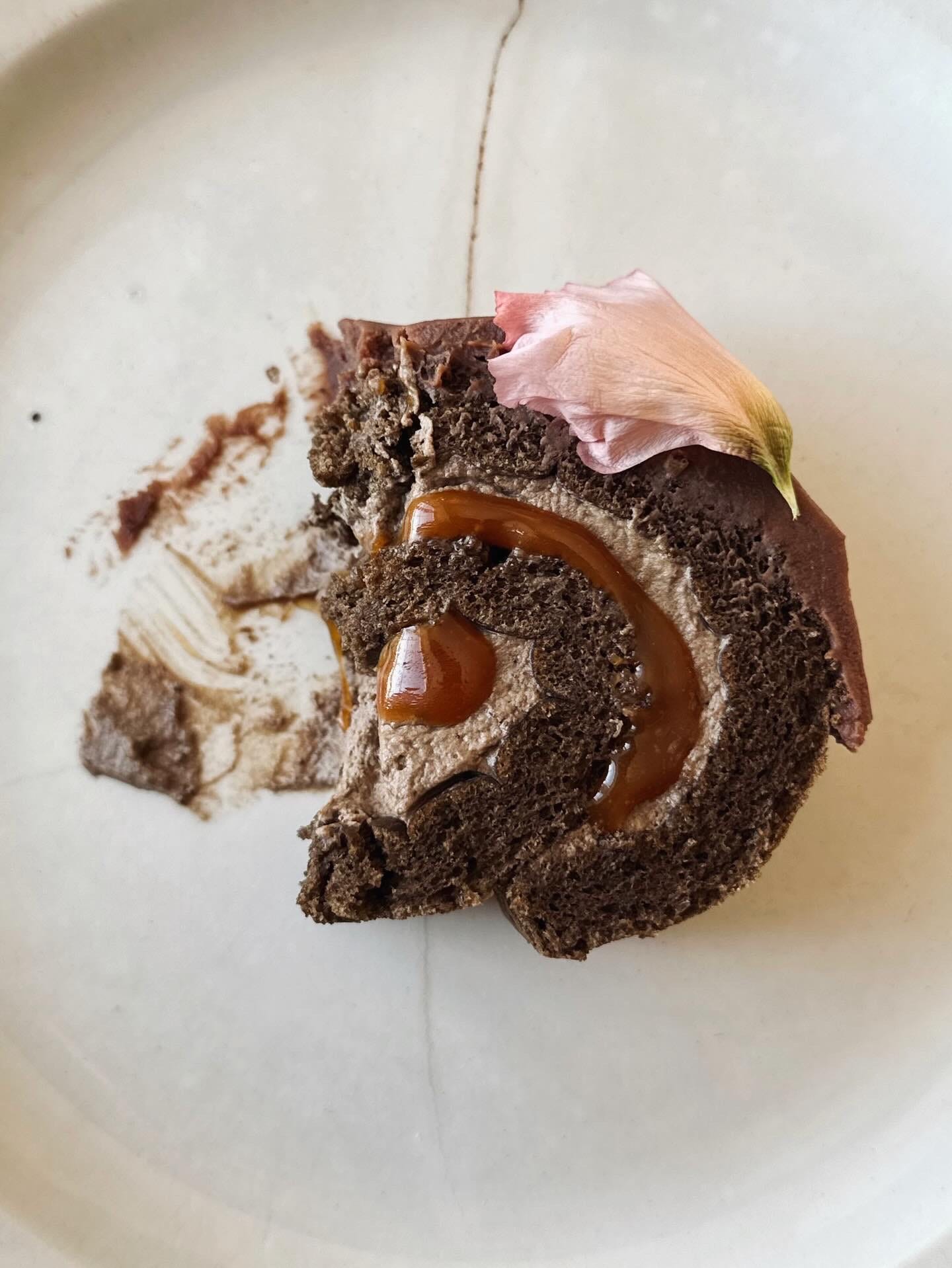 Hojicha, chocolate and caramel roll cake - Flora Manson