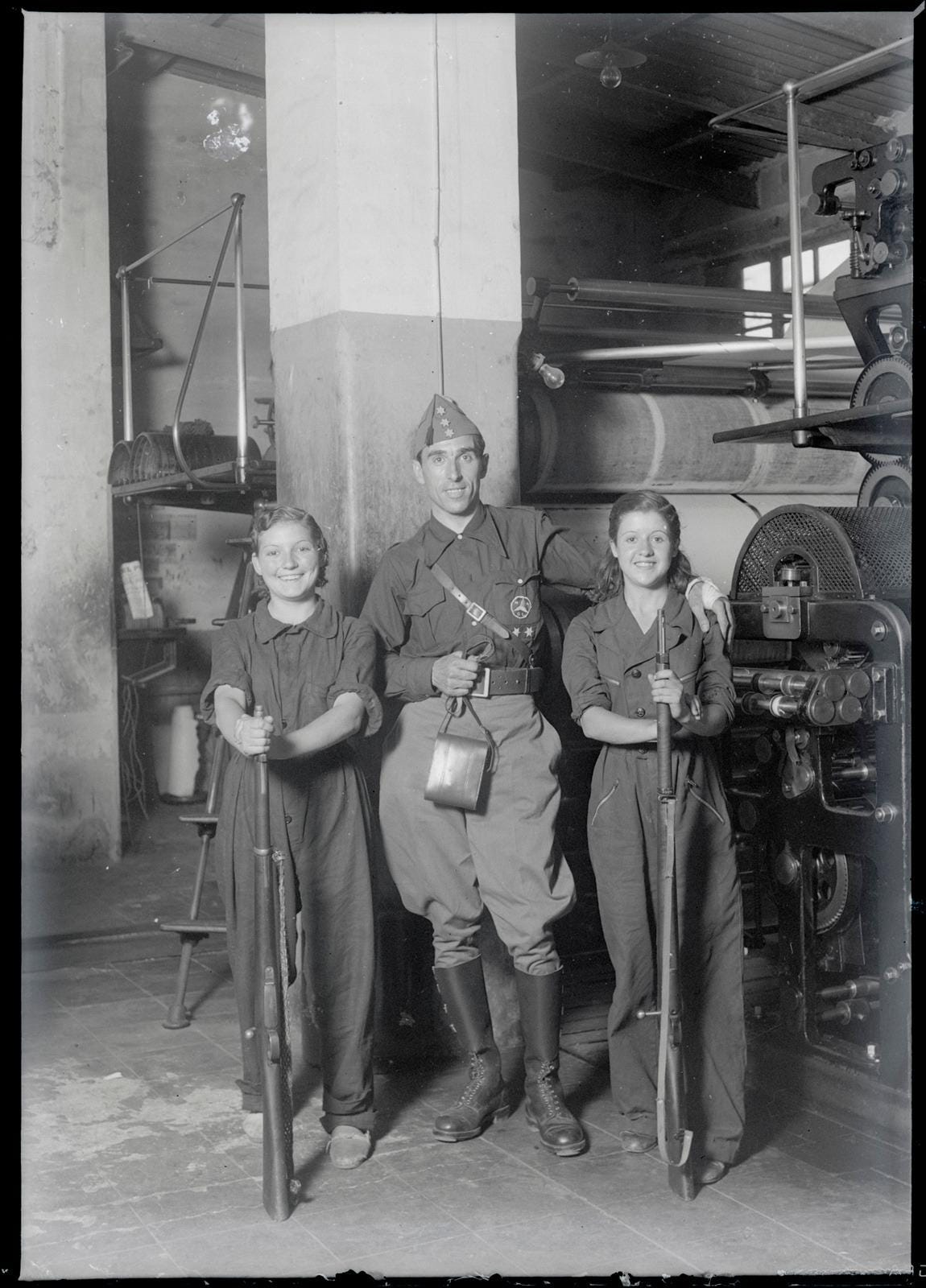 A MAOC captain poses with two militiawomen in Valencia, Spain, 1936. These anti-fascist militias were created by the PCE during the Second Republic, early Spanish Civil War.