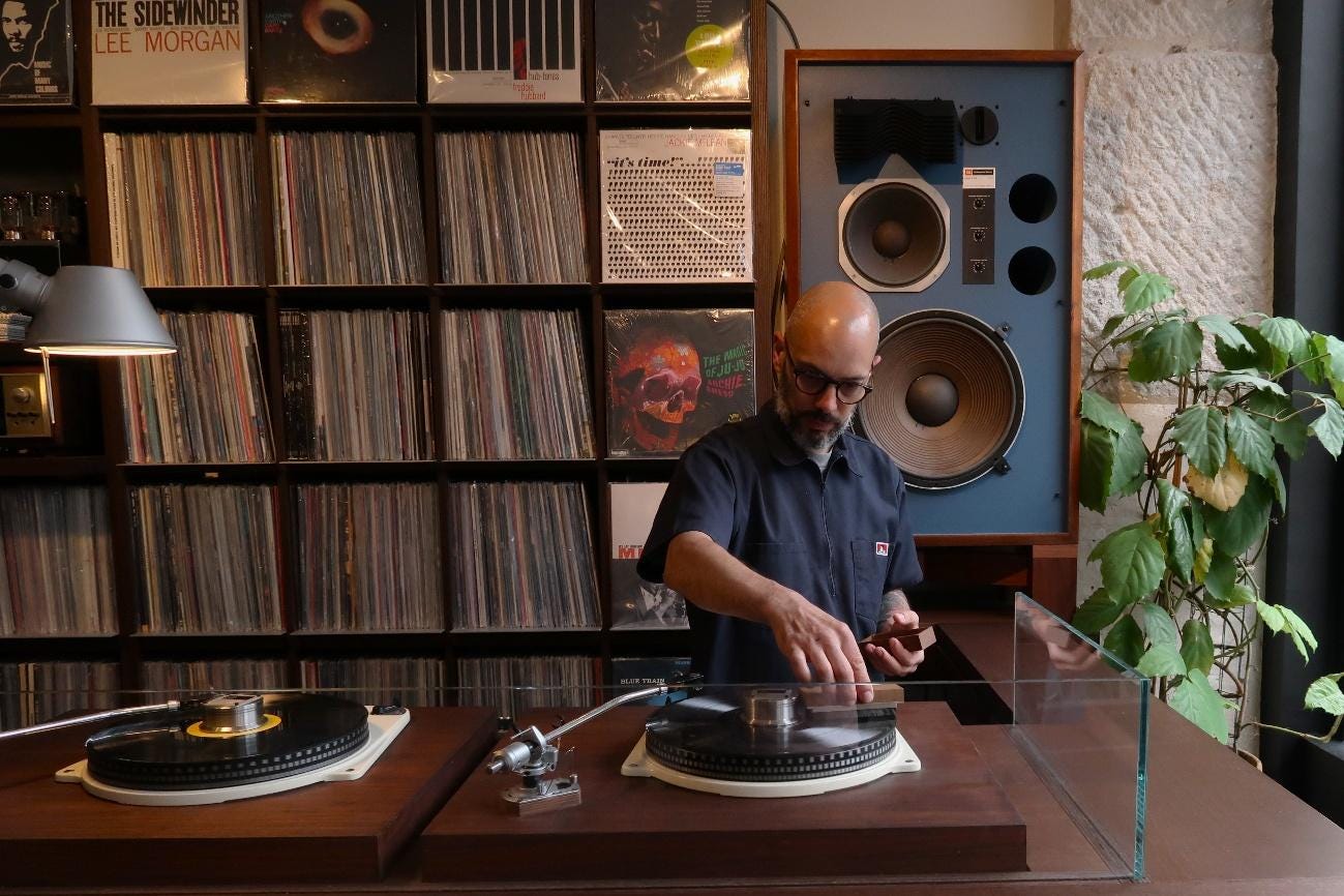 テーブル, 屋内, 男, 座る が含まれている画像

AI 生成コンテンツは誤りを含む可能性があります。