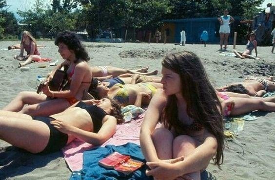 Uma Praia no Irã, Poucos Meses Antes da Revolução Islâmica, 1979. :  r/SnapshotHistory