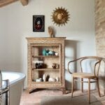 Blick ins Badezimmer in Naturfarben und schön dekoriertem Regal