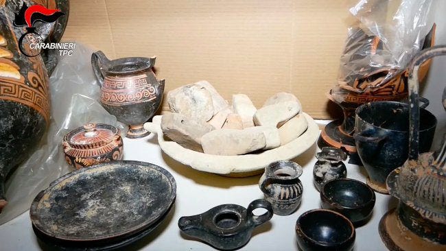 Des antiquités saisies lors d'un raid de la police italienne Des antiquités saisies lors d'un raid de la police italienne