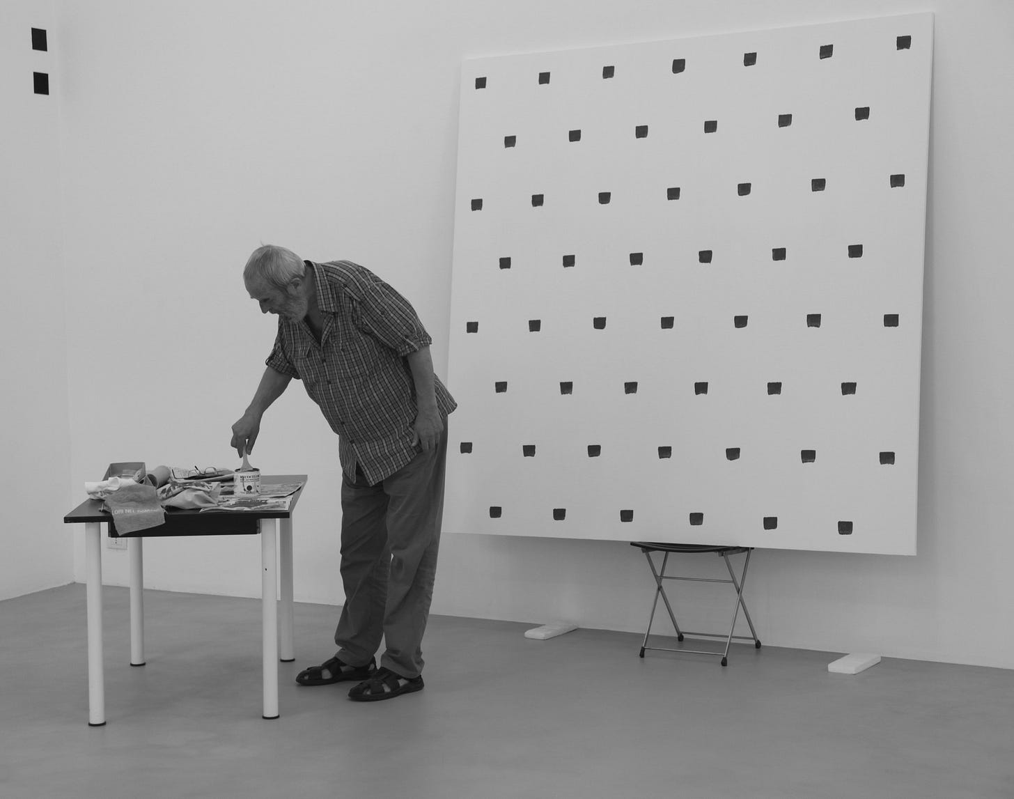 Niele Toroni at A arte Invernizzi, Milano, 2011 Niele Toroni at A arte Invernizzi, Milano, 2011