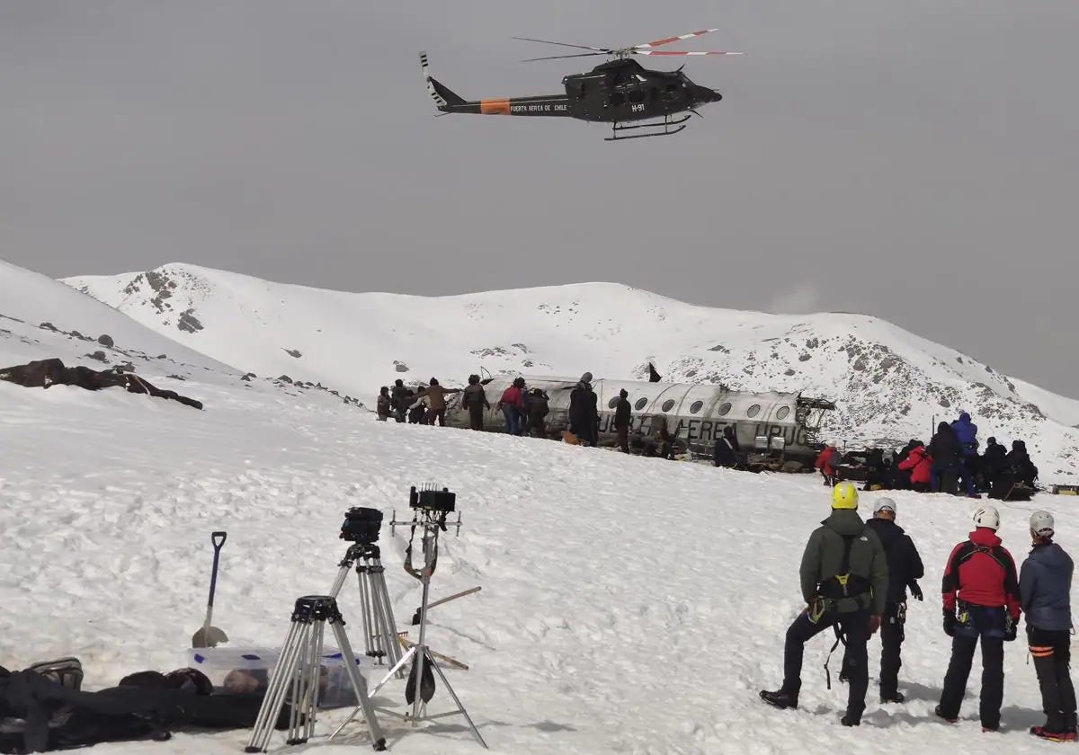 Un momento del rodaje de 'La Sociedad de la Nieve'