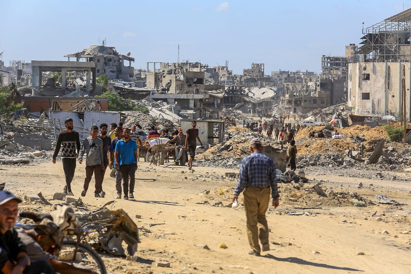 Palestinians return to their homes following a ceasefire agreement between Israel and Hamas, in Khan Yunis, in the southern Gaza Strip, Oct. 17, 2025. Photo by Abed Rahim Khatib/Flash90.