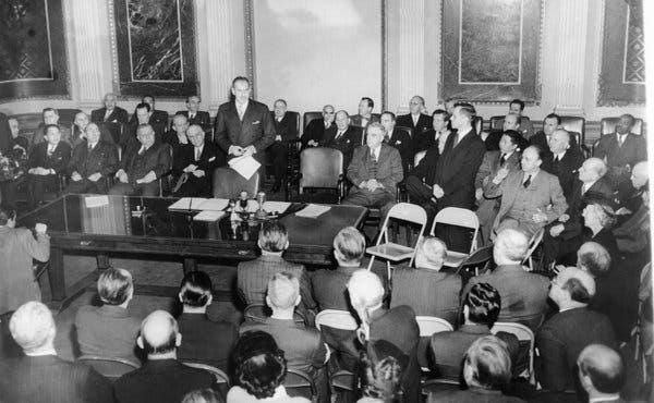 A group of people sitting in a room

AI-generated content may be incorrect.