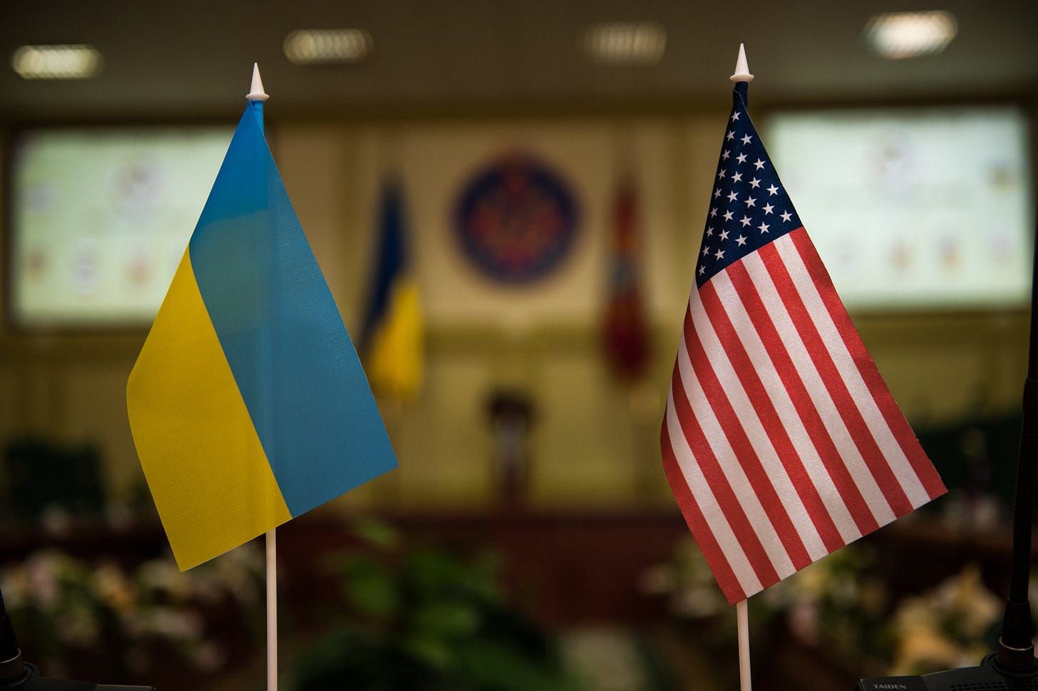 Una sala conferenza con una bandiera ucraina e una statunitense