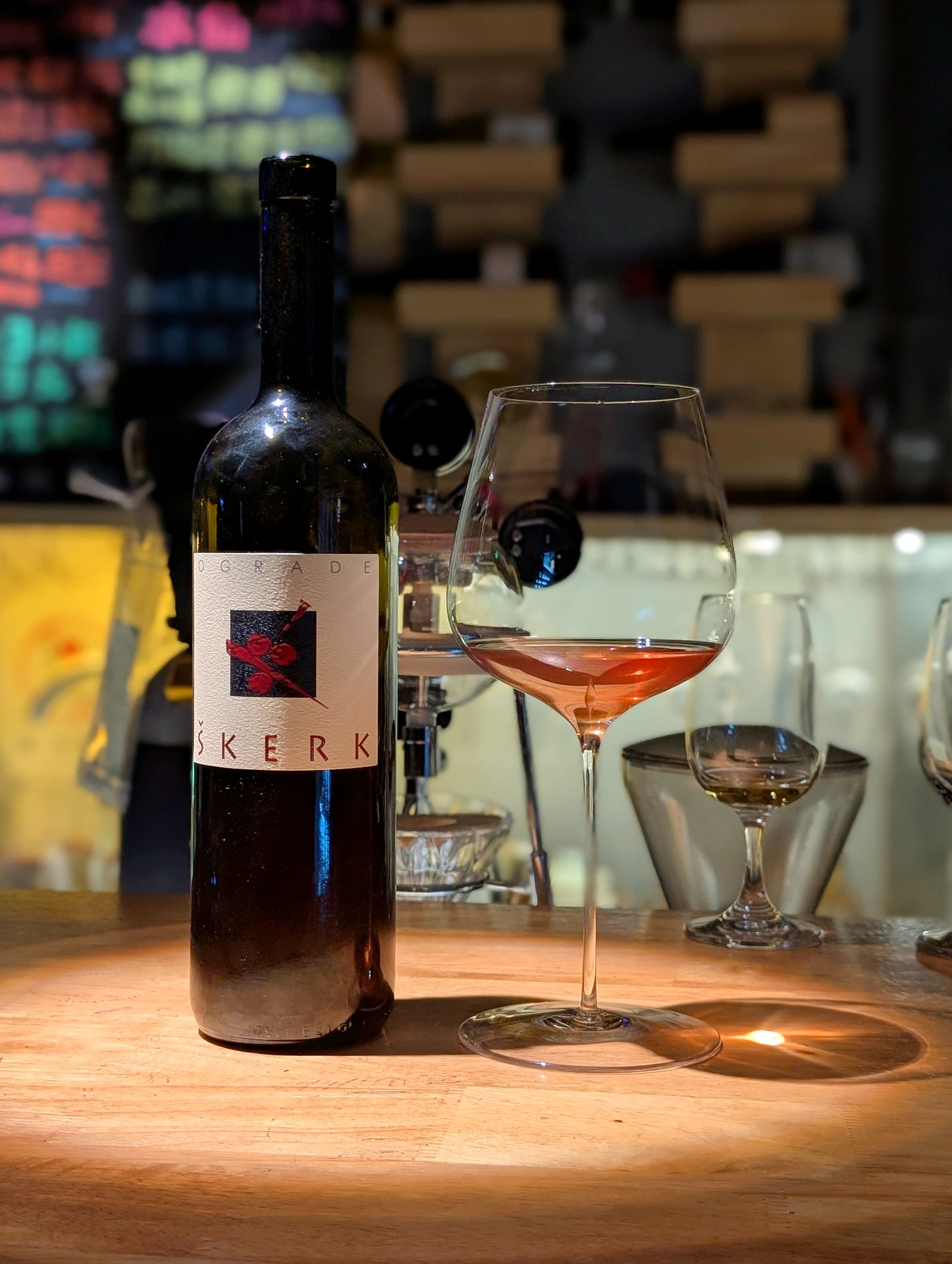 Skerk - Ograde 2020, bottleshot taken in Present Wine House, Yinchuan. Photo (C) Simon J Woolf. Skerk - Ograde 2020, bottleshot taken in Present Wine House, Yinchuan. Photo (C) Simon J Woolf.