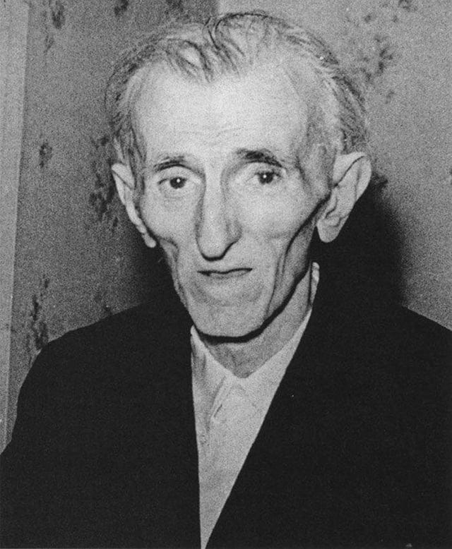 This is the last known photo of Nicola Tesla. On 7th January 1943, Tesla died alone in the New Yorker Hotel. By the end of his life, he was penniless and had This is the last known photo of Nicola Tesla. On 7th January 1943, Tesla died alone in the New Yorker Hotel. By the end of his life, he was penniless and had