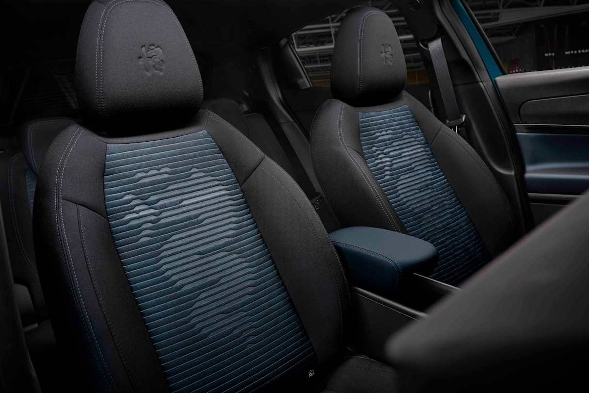 2025 Alfa Romeo Junior Ibrida