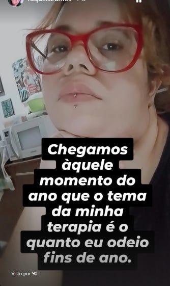 A imagem mostra uma pessoa de óculos com armação vermelha olhando diretamente para a câmera. A pessoa tem cabelo curto e uma expressão neutra ou ligeiramente insatisfeita. Sobreposta à imagem, há uma caixa de texto preta com letras brancas que diz: "Chegamos àquele momento do ano que o tema da minha terapia é o quanto eu odeio fins de ano."