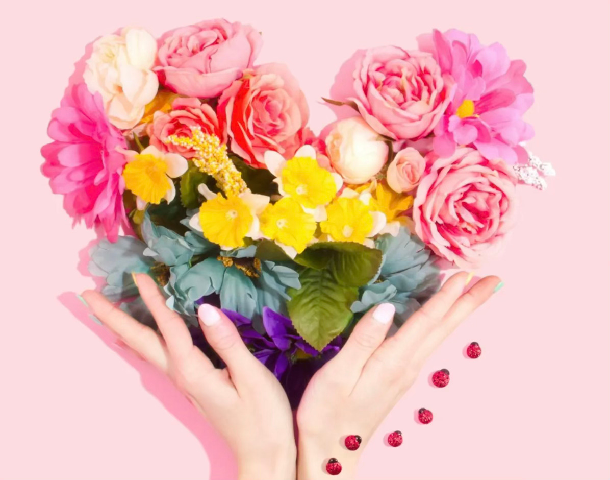 Hands holding bouquet of flowers roes and yellow daffodils