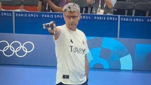 Con la mano en el bolsillo y sin protecciones para llevarse la medalla de  plata: Yusuf Dikec, el tirador turco que se ha hecho viral