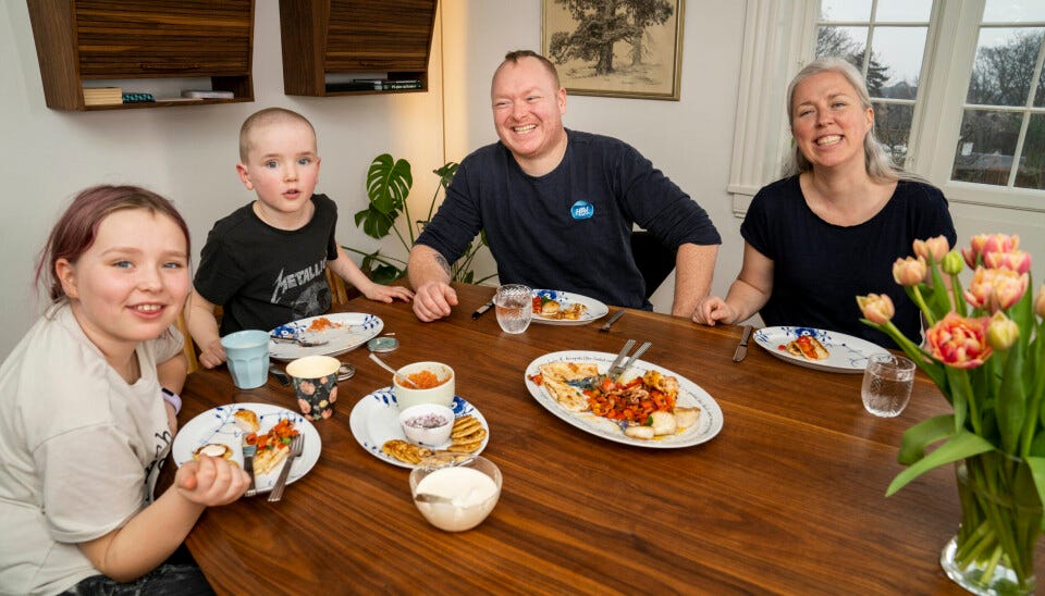 Hjemme hos Tommy Raabo Fischer fra 'Fem fede kokke' i Helsingør. Fra venstre ses Molly, Charlie, Tommy og Therese Hjemme hos Tommy Raabo Fischer fra 'Fem fede kokke' i Helsingør. Fra venstre ses Molly, Charlie, Tommy og Therese
