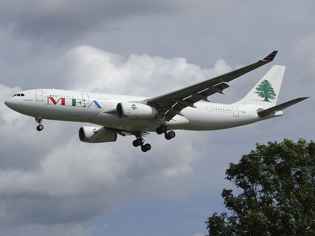 Photo: Grahame Hutchison / Wikimedia Commons (GFDL 1.2) On short final for Runway 27 Left.