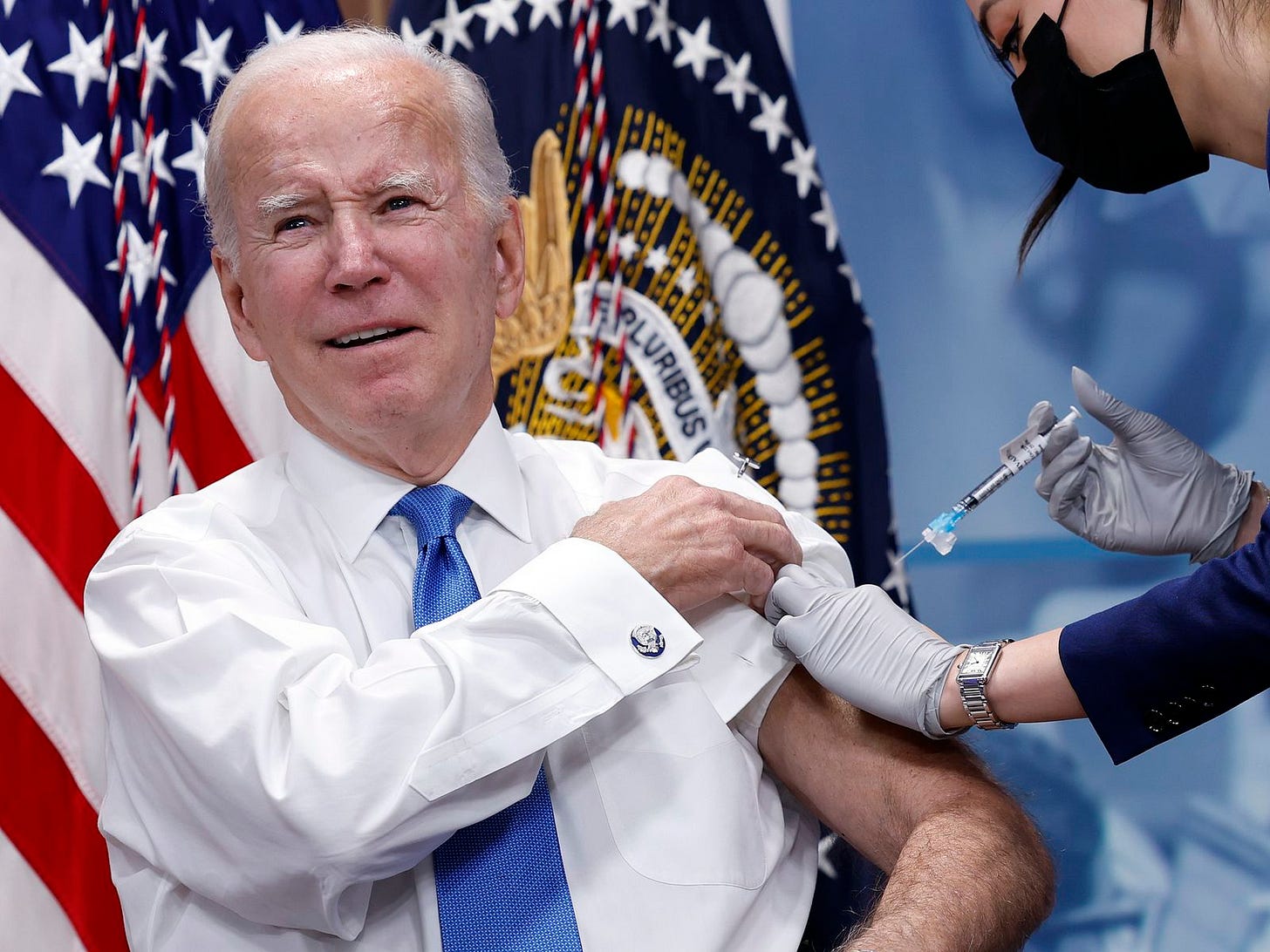 President Biden receives new Omicron COVID vaccine booster shot President Biden receives new Omicron COVID vaccine booster shot