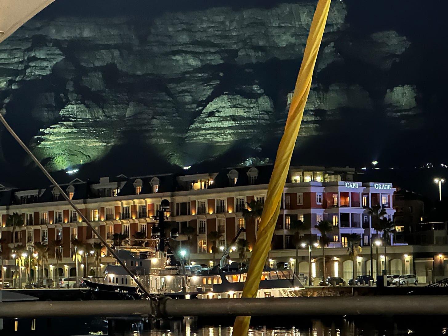 At night, Table Mountain is illuminated.