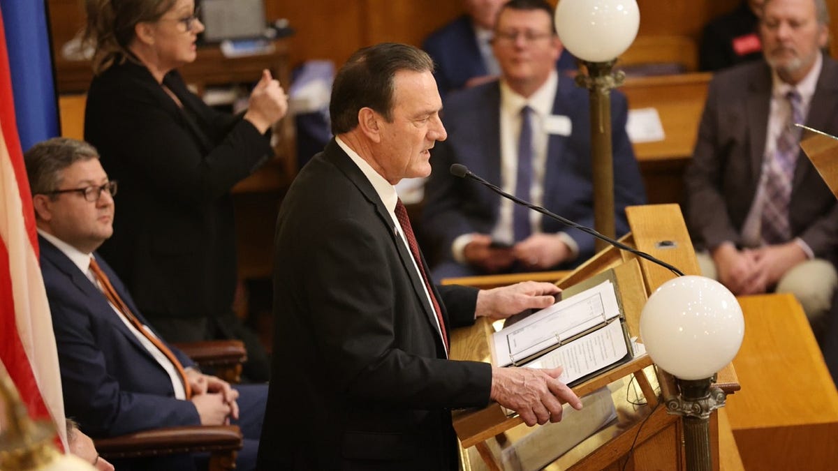 Governor ties South Dakota's economic future to U.S. defense, national security