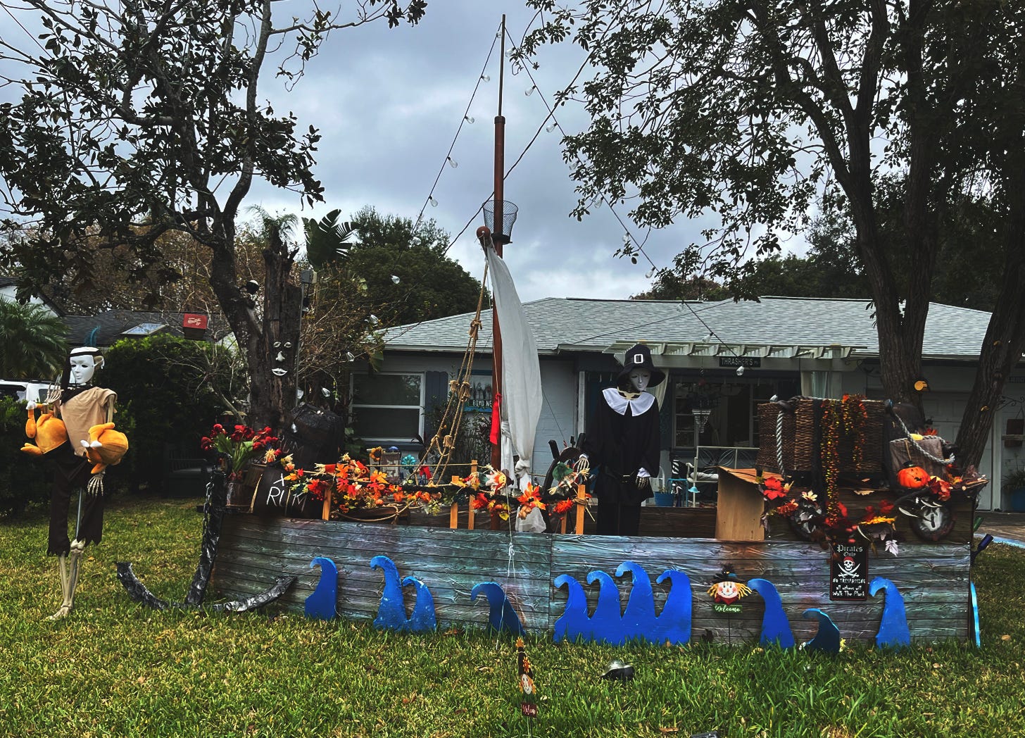 Thanksgiving lawn art in Colonialtown