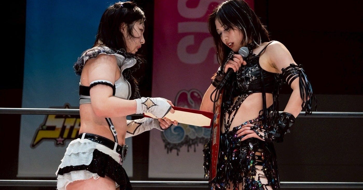 meraWRESTLING on X: "Sayaka Kurara made Saya Kamitani sign the torn-up  contract for their World of STARDOM Championship match after getting the  pin over her in the main event in Takamatsu today. #