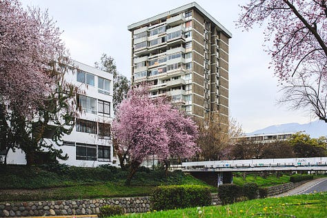 Pasillos interiores, contorno y edificios de la Villa Frei
