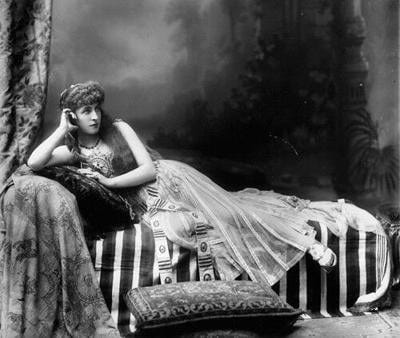 Lily Langtry loves and lives on stage