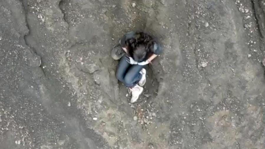 Imagem de drone mostra publicitária brasileira Juliana Marins, que caiu em trilha na ilha de Lombok, na Indonésia