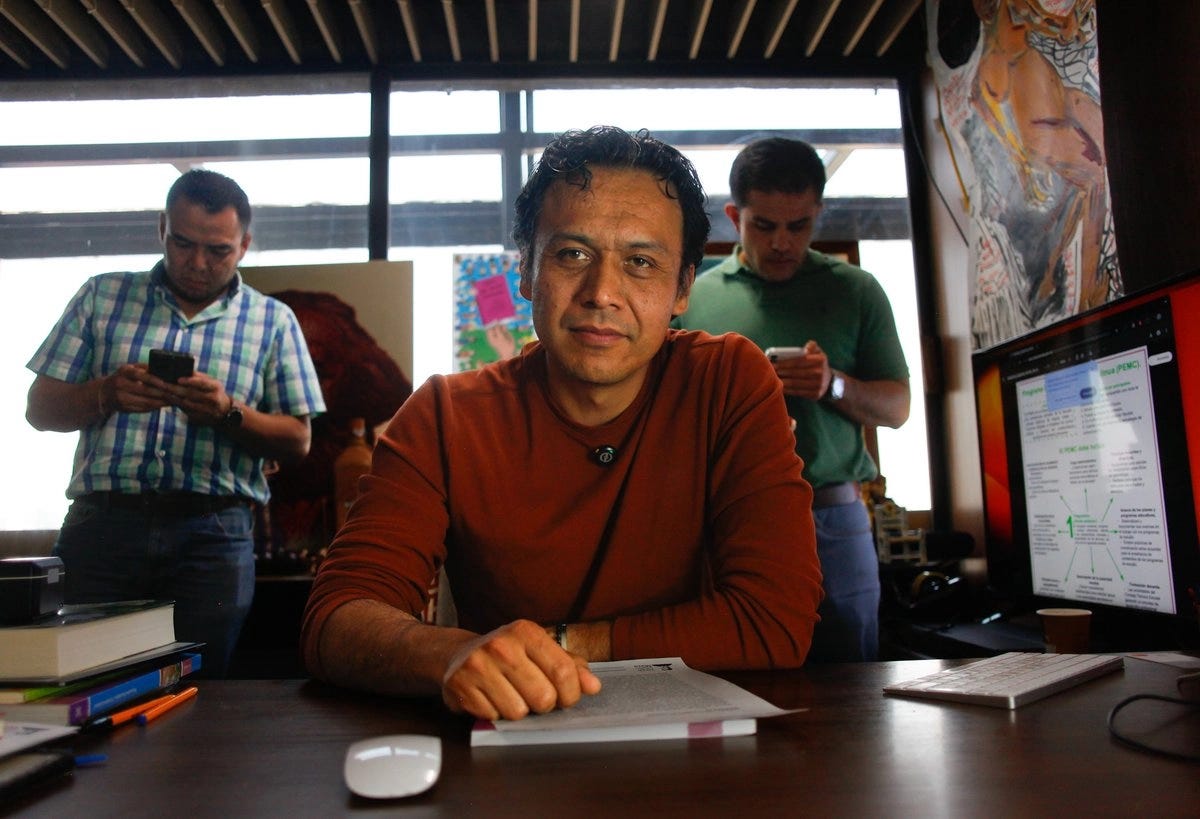 El ex servidor público ha sostenido que no le ha sido entregada su acta de despido, ni se le ha comunicado por oficio su destitución del cargo, por lo que permanece en "resistencia" al interior de las oficinas de la SEP. Foto