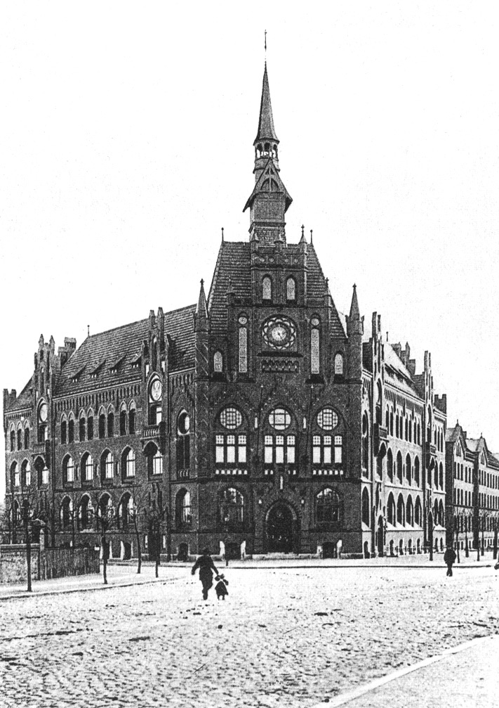 Two photos of the Rathaus Lichtenberg in Berlin published side by side. The left is a color photo from 2005 and the right is a black-and-white image from 1909.