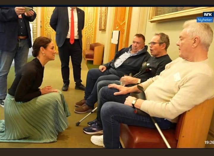 Kan være et bilde av en eller flere personer, TV og nyhetsredaksjon