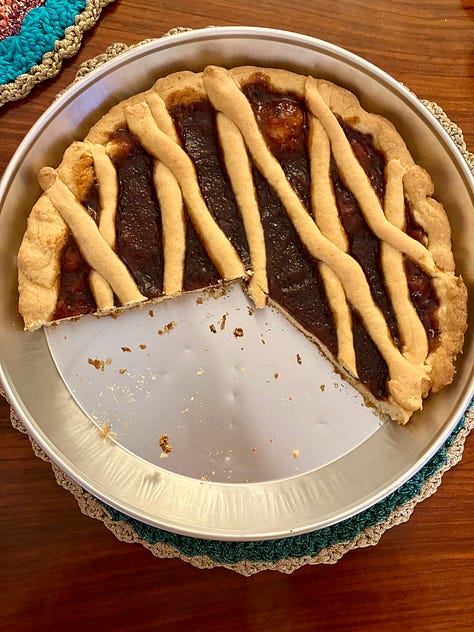 Serie di tre immagini: una crostata fatta in casa con intreccio di pasta frolla, una persona con una bambina che cammina in una piazza alberata con fontana, e un’illustrazione di una bambina che decora un albero di Natale.