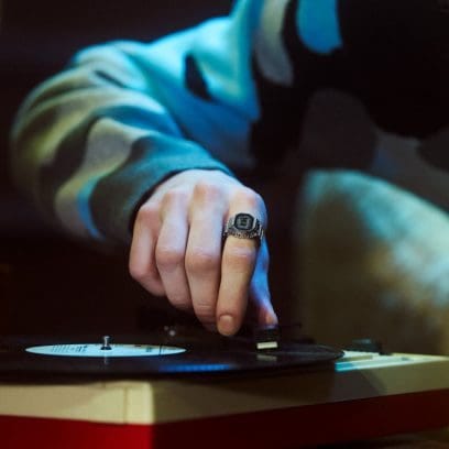 CRW-001-1 The ring has an inner diameter of 20 mm and a circumference of 62.8 mm, fitting a size 22 finger (US 10.5, EU U). Two size-adjusting spacers in size 19 (19-mm inner diameter) and 16 (18-mm inner diameter) are included. #7