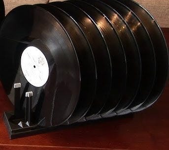 Platten auf einem Trockenständer