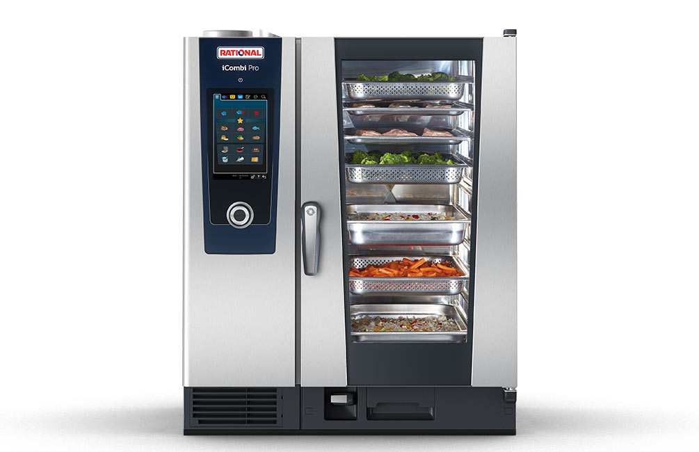 Horno de la marca Rational, modelo iCombi Pro, lleno de bandejas con diferente género.