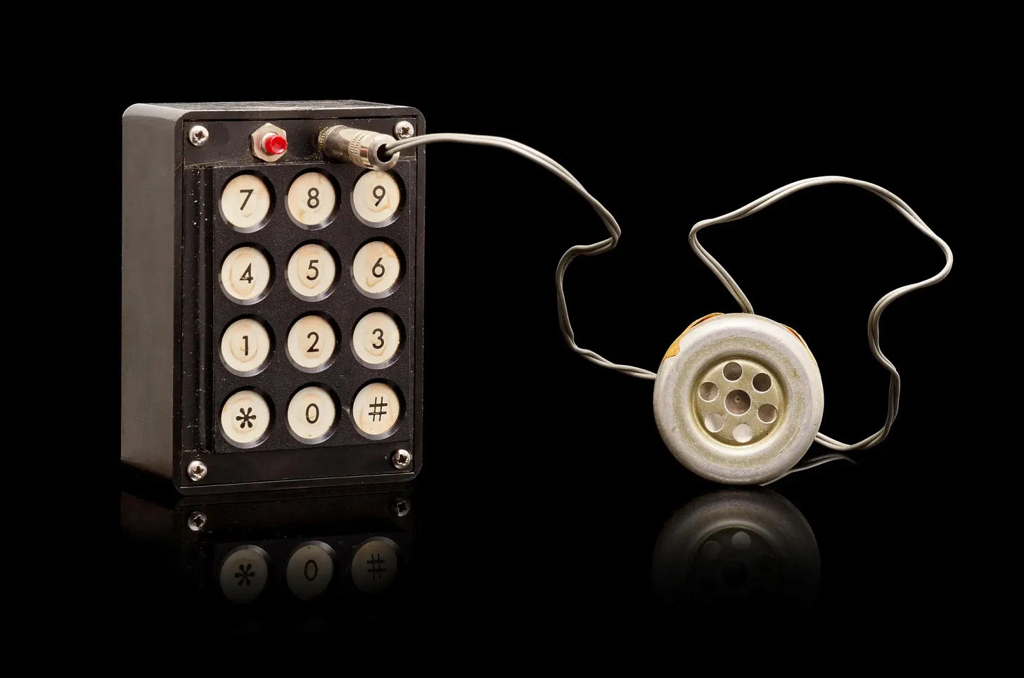 Imagen de una "blue box" diseñada por Steve Wozniak en 1972. Vía Bonhams. Imagen de una "blue box" diseñada por Steve Wozniak en 1972. Vía Bonhams.