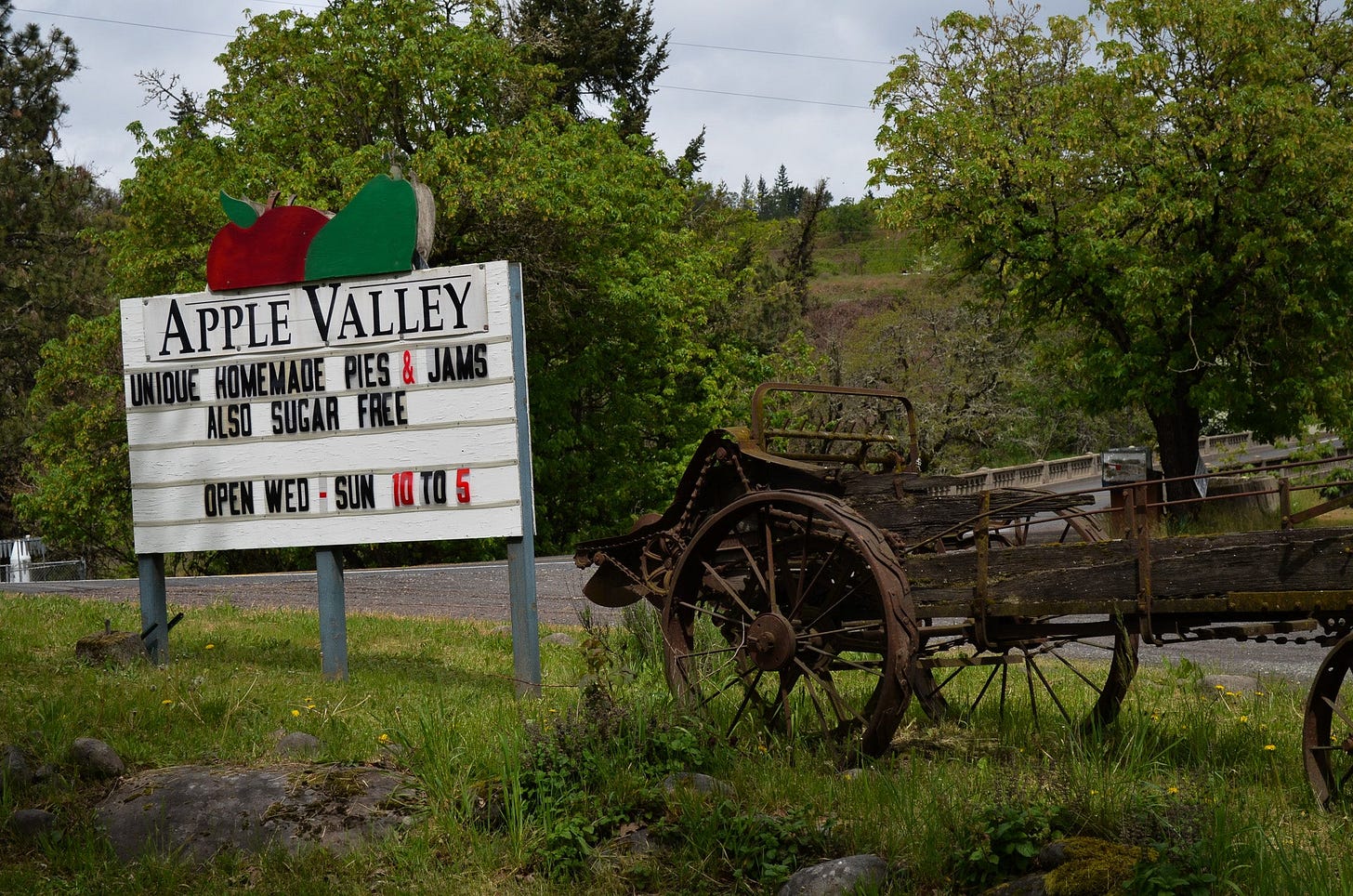 apple valley country store roadside sign hood river oregon