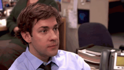 Jim Halpert, da série The Office, é um homem branco em roupa social, ele parece ter visto algo absurdo mas decide silenciosamente apenas encarar o mundo real por trás das câmeras, como se perguntasse "você ouviu o mesmo que eu?". Jim Halpert, da série The Office, é um homem branco em roupa social, ele parece ter visto algo absurdo mas decide silenciosamente apenas encarar o mundo real por trás das câmeras, como se perguntasse "você ouviu o mesmo que eu?".