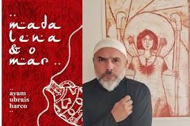 #descrevemospravocê  Imagem dividida em duas partes. À esquerda, sobre um fundo vermelho com textura que lembra papel artesanal, está a capa do livro Madalena & o Mar, de Ayam Ubrais Barco. O título aparece em letras brancas desenhadas à mão, com traços finos e irregulares. Abaixo do título, há a ilustração de um vaso cerâmico decorado com padrões geométricos, também em branco, com traços simples e estilizados. A tipografia e o fundo conferem à capa um ar artesanal e poético.  À direita da imagem, está o autor. Ele tem pele clara, barba e bigode grisalhos e expressa um semblante sério. Veste camisa preta e usa um gorro branco de crochê na cabeça. Sua mão direita repousa sobre o peito esquerdo, em um gesto introspectivo. Ao fundo, vê-se uma pintura em tons avermelhados que retrata uma figura feminina com braços erguidos, segurando dois objetos circulares, como argolas ou ramos. A figura parece estar em posição central, como em um altar ou representação simbólica.  A composição visual sugere uma conexão entre o autor, a arte e o conteúdo do livro, evocando elementos de identidade, espiritualidade e tradição.