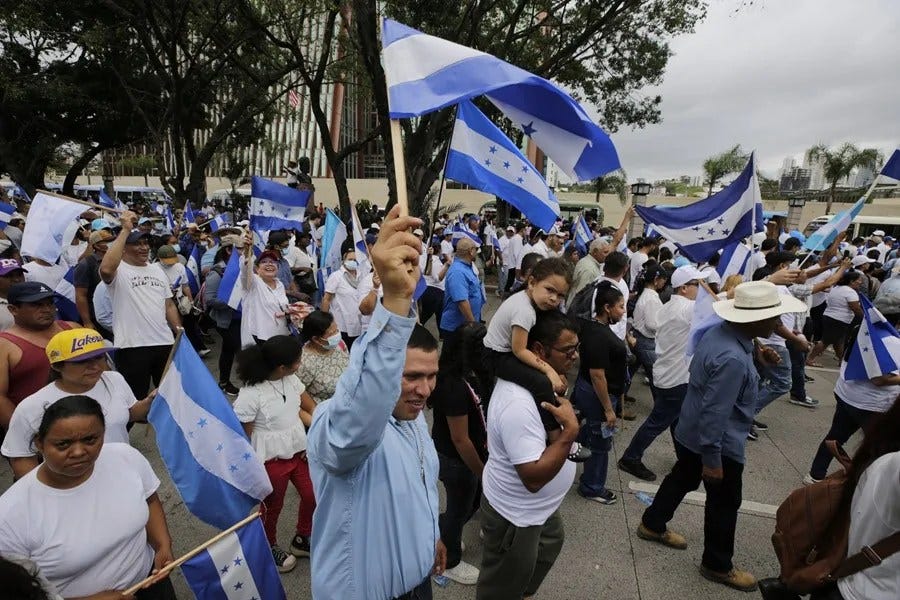Personas sostienen banderas durante una manifestación convocada por el candidato presidencial por el Partido Nacional, Nasry Asfura, este domingo en Tegucigalpa (Honduras). EFE/ Gustavo Amador Personas sostienen banderas durante una manifestación convocada por el candidato presidencial por el Partido Nacional, Nasry Asfura, este domingo en Tegucigalpa (Honduras). EFE/ Gustavo Amador