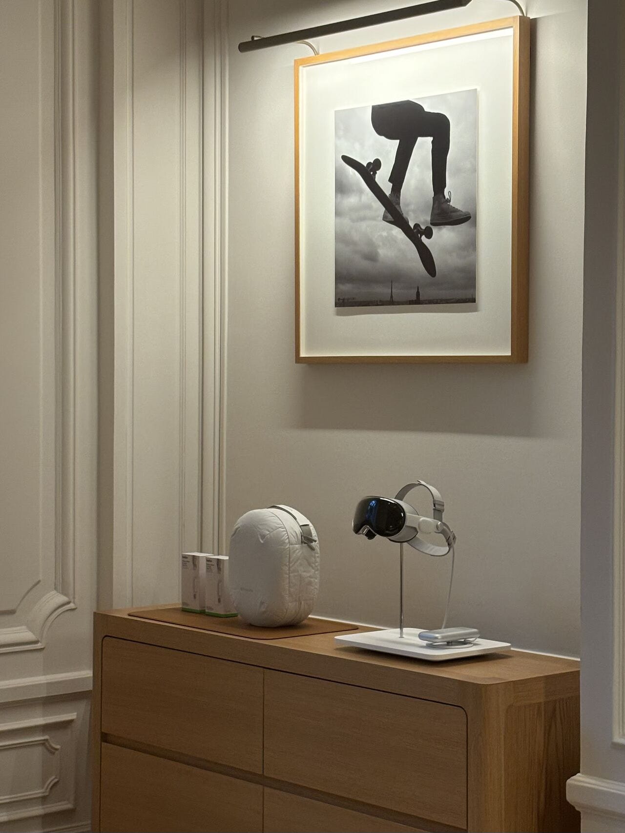 A small Vision Pro riser on a credenza at Apple Champs-Élysées. A small Vision Pro riser on a credenza at Apple Champs-Élysées.