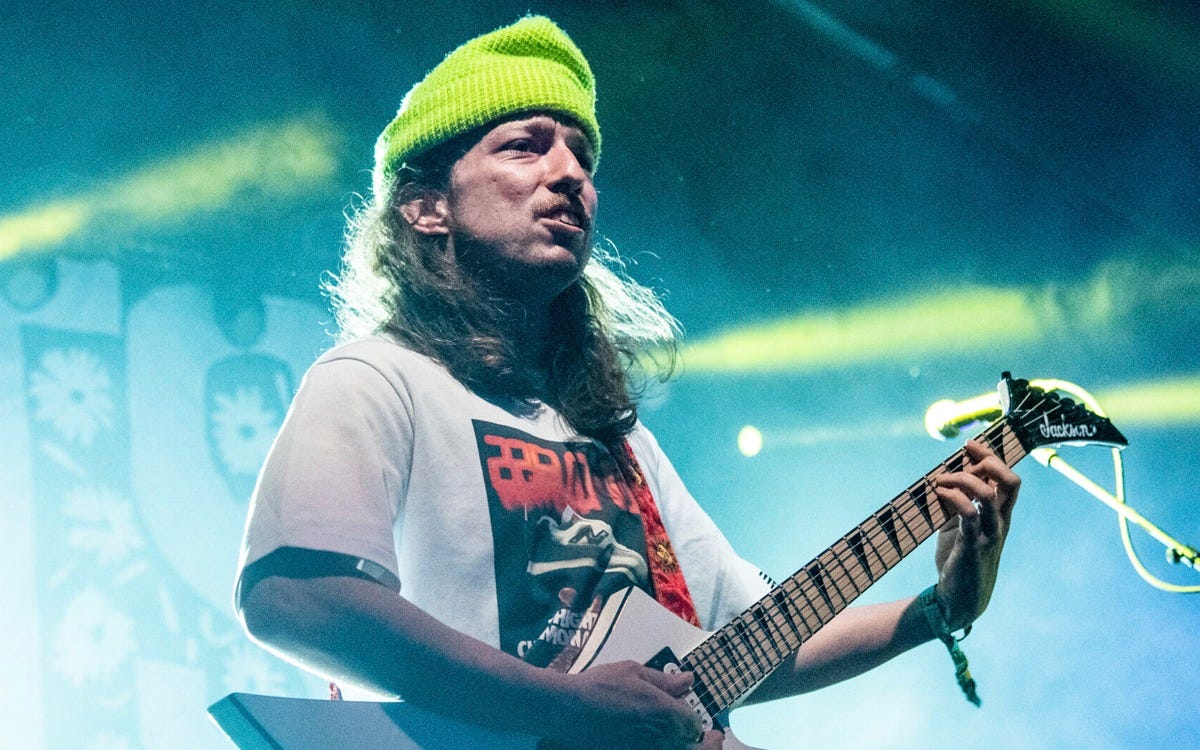 Puede ser una imagen de torno de acceso personal, guitarra y texto Puede ser una imagen de torno de acceso personal, guitarra y texto