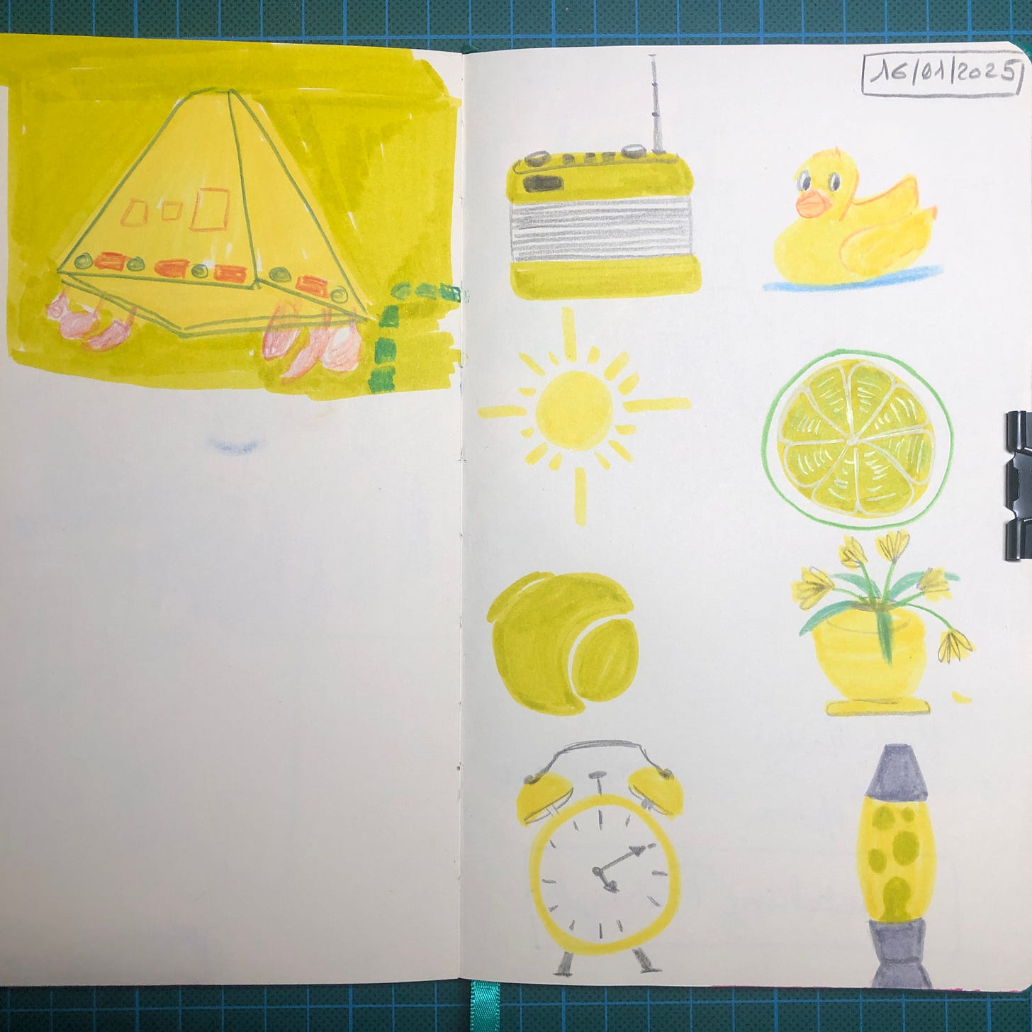 Photo d'une double-page de mon sketchbook posé sur mon tapis de découpe. On y voit à gauche le dernier dessin de la session Scènes d'intérieur de la Art Hang Party! et à droite des objets dessinés avec les mêmes couleurs et matériaux que la page de gauche : radio, canard en plastique, soleil, tranche de citron vert, balle de tennis, vase de fleurs, réveil et lava lampe. Photo d'une double-page de mon sketchbook posé sur mon tapis de découpe. On y voit à gauche le dernier dessin de la session Scènes d'intérieur de la Art Hang Party! et à droite des objets dessinés avec les mêmes couleurs et matériaux que la page de gauche : radio, canard en plastique, soleil, tranche de citron vert, balle de tennis, vase de fleurs, réveil et lava lampe.