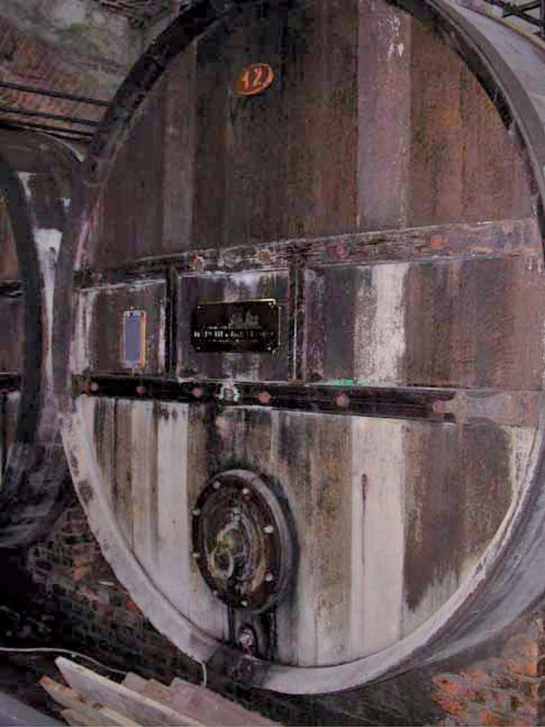 Botti della Marchesa - Fondo anteriore esterno prima della manutenzione (Barolo)