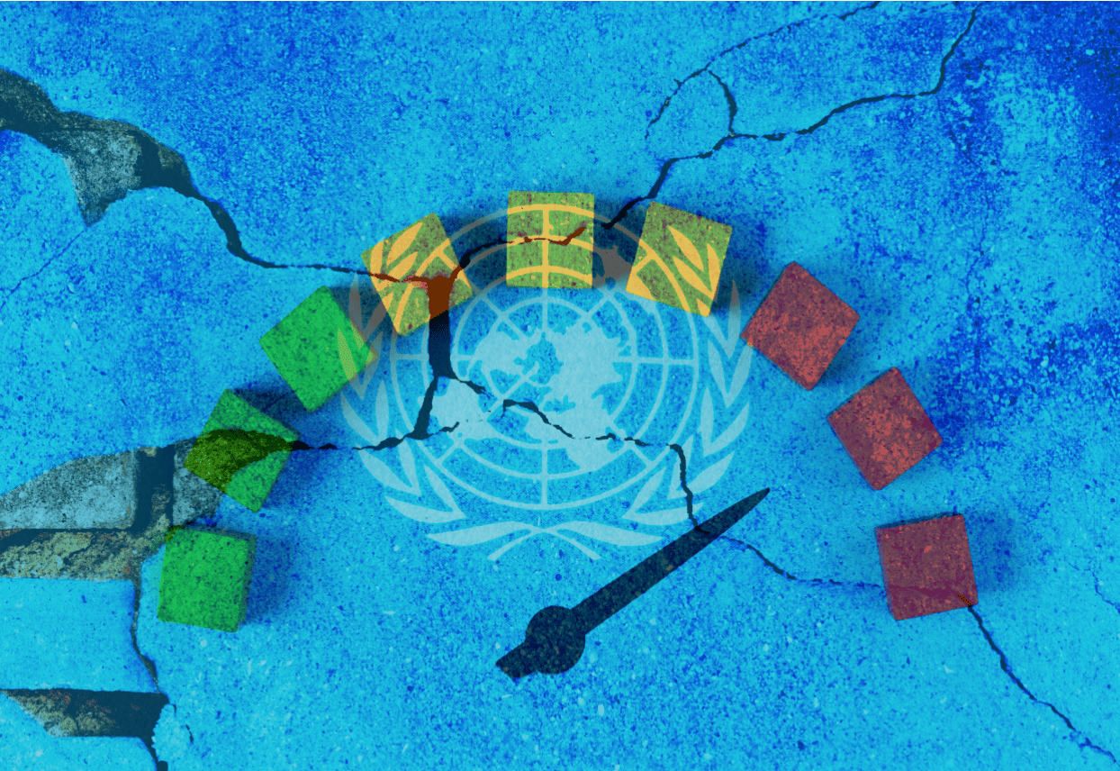 “United Nations flag on cracked concrete wall.” with El poder en decadencia: la fragilidad de la aprobación presidencial report cover page (dial arrow of decline)