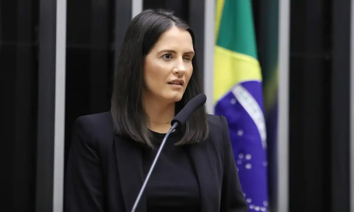 Deputada Amália Barros, do PL, morre aos 39 anos.