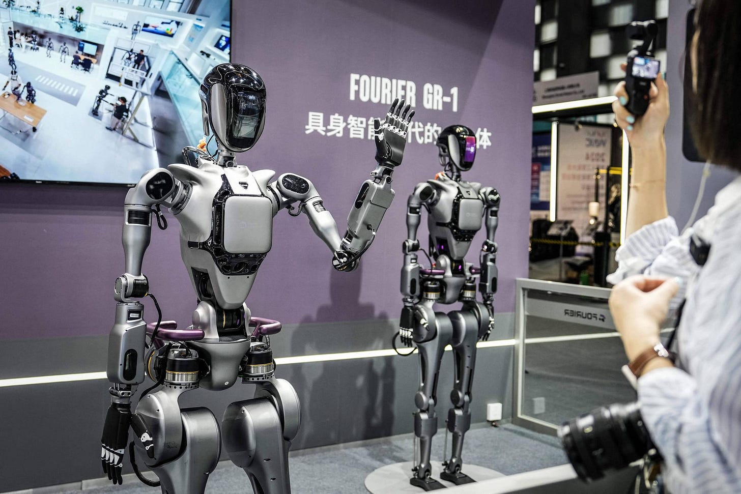Robôs humanoides começam a ser usados em fábricas na China - 04/08/2024 -  Mercado - Folha