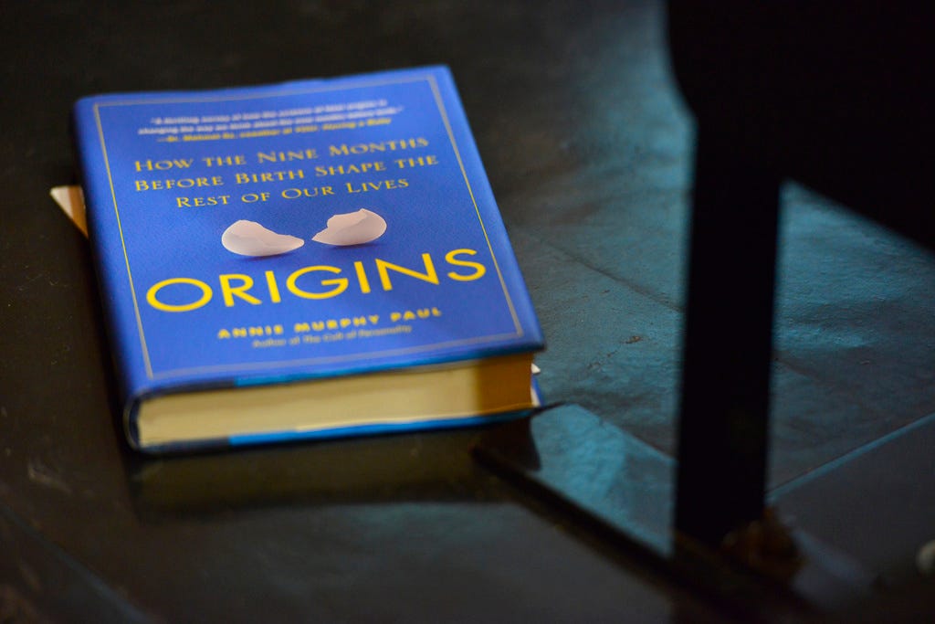 Il libro Origins. How the nine months before birth shape the rest of our life, di Annie Murphy Paul. Credit: Hannah Baldwin/Bond LSC. 