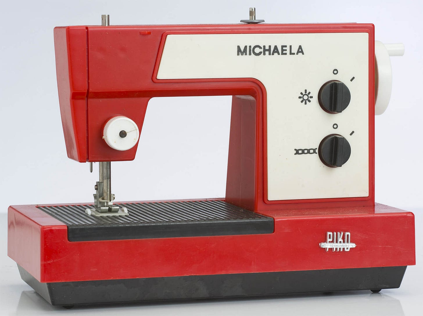 https://www.ddr-museum.de/application/files/8217/3918/3606/ddr-museum-piko-kindernahmaschin-michaela.jpg